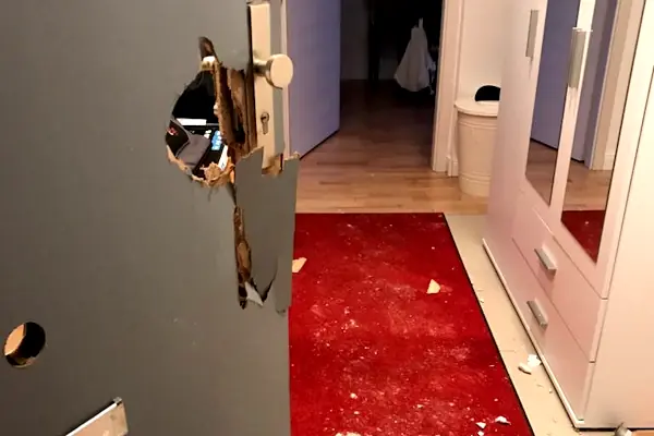 Aufgebrochene Wohnungstür nach einem Einbruch in Aachen