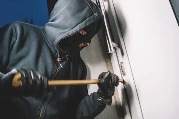 Verstärkter Schutzbeschlag an einer Haustür als Einbruchschutz