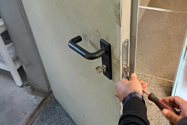 Arbeit am Schloss einer Stahltür – Leistung auch für Eschweiler