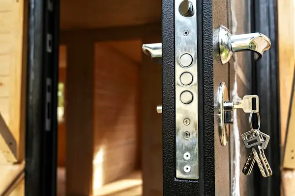 Wohnungstür in Aachen mit Mehrfachverriegelung und steckendem Schlüssel