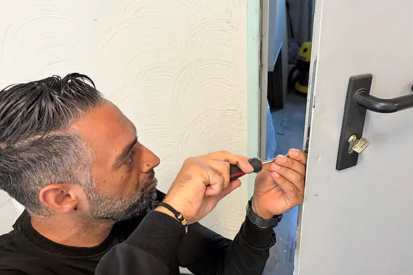 Monteur von Openmydoor24 bei der Arbeit am Türschloss