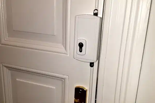 Aufgeschraubtes Zusatzschloss an einer Wohnungstür in Aachen