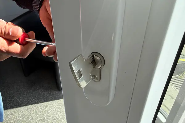 Arbeit am Schließzylinder einer Tür mit neuem Beschlag